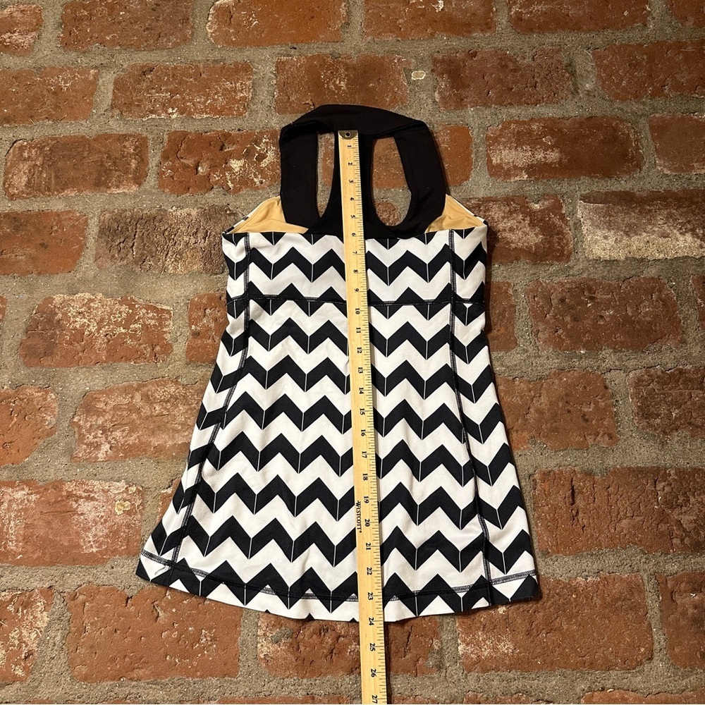 Lululemon Scoop Neck Tank in the "Arrow Chevron Polar Cream Black" pattern sz 6 - Picture 12 of 16